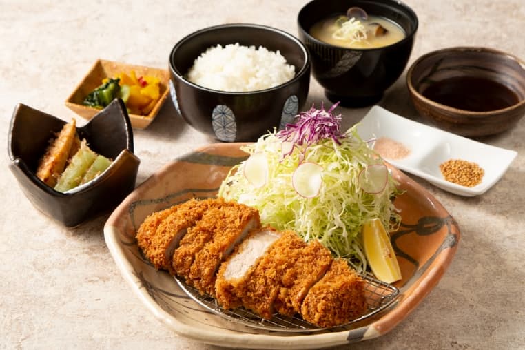 国産ブランド豚のロースかつ （小鉢・ごはん・味噌汁・香の物付）